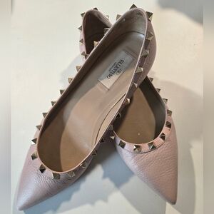 Valentino Garavani Pebbled Leather Rockstud Flats – Poudre Pink – 38.5